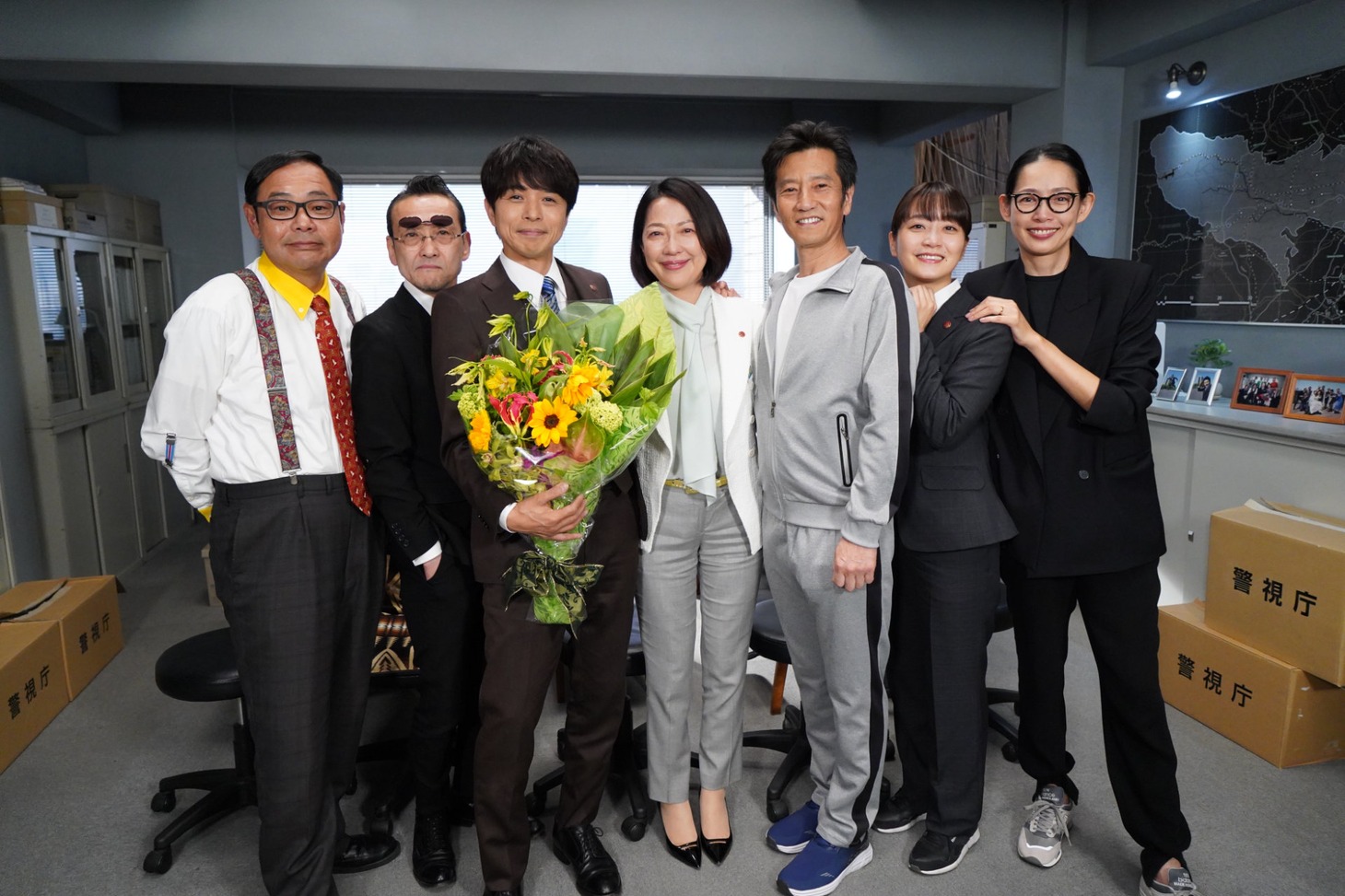 左から田口浩正、吹越満、井ノ原快彦、羽田美智子、津田寛治、深川麻衣、原沙知絵