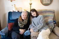 左から桂子・ハーンさん、奈緒