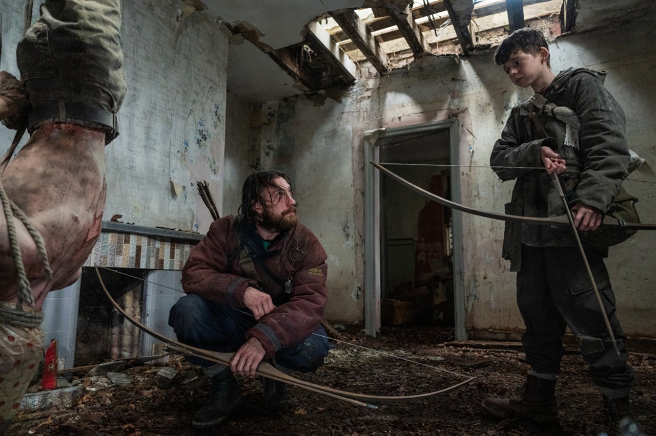 サバイバルホラー映画「28年後...」父から息子への助言は「慣れれば殺しが楽になる」