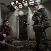 サバイバルホラー映画「28年後...」父から息子への助言は「慣れれば殺しが楽になる」