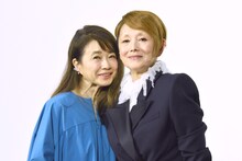 仲むつまじい様子の風吹ジュン（左）と夏木マリ（右）