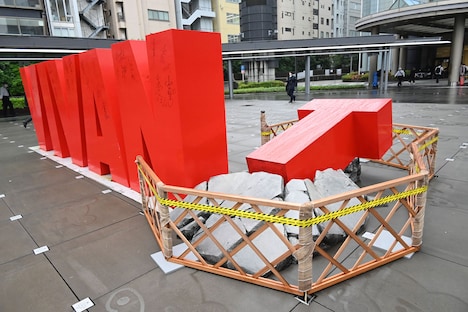 赤坂・TBS前に設置された「VIVANT」のモニュメント