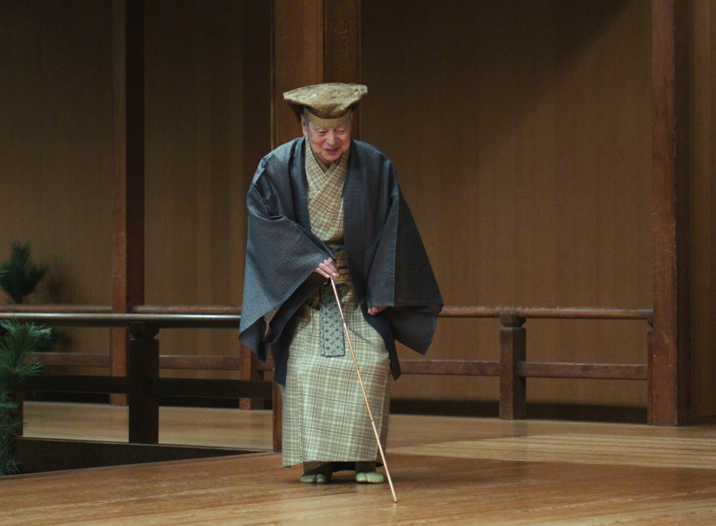 「六つの顔」より、狂言「川上」の舞台に立つ野村万作
