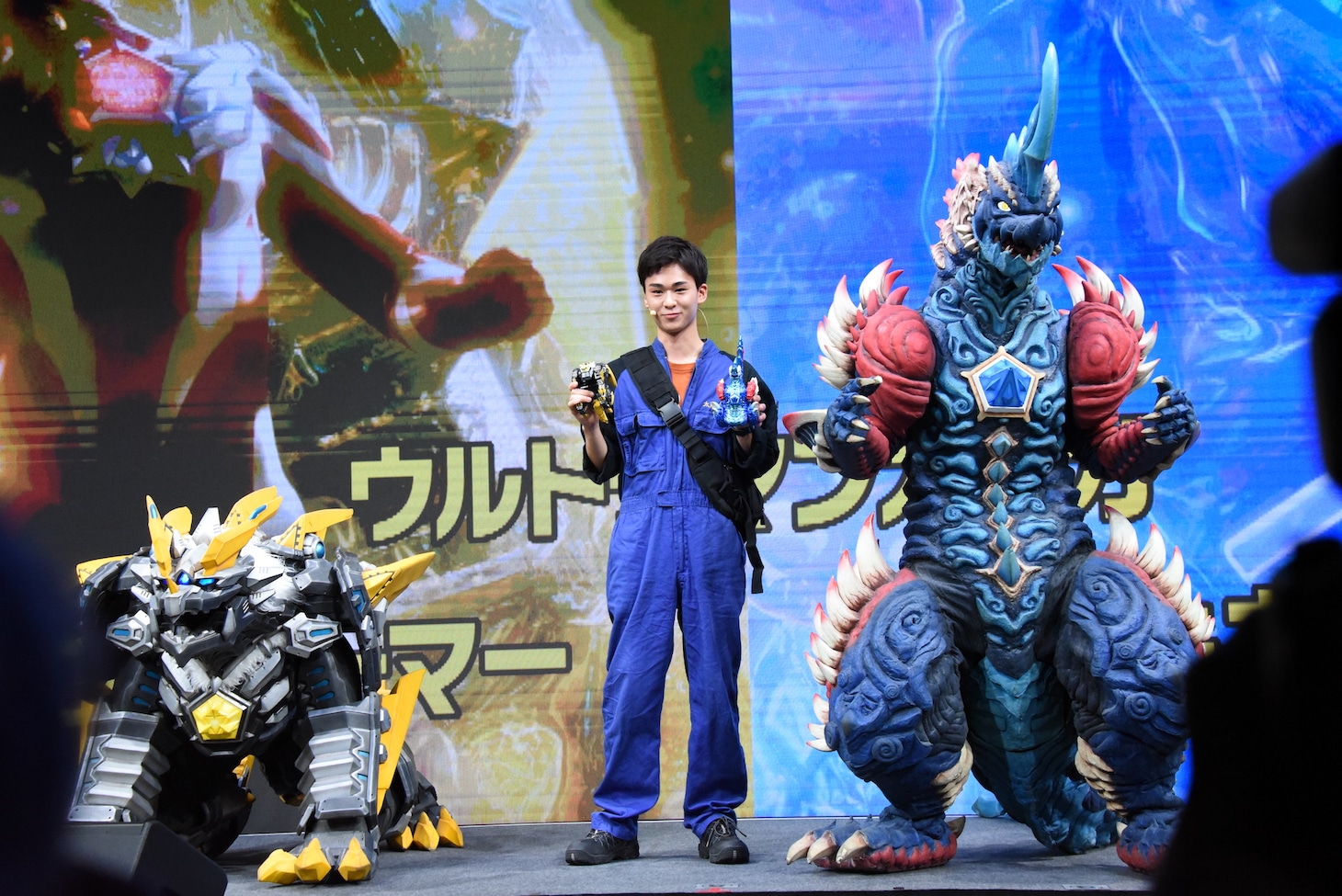 左からメテオカイジュウのトライガロン、吉田晴登、メテオカイジュウのレキネス