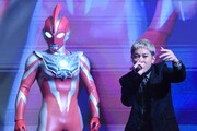 左からウルトラマンオメガ、ASH