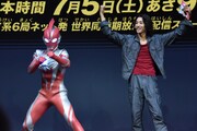 左からウルトラマンオメガ、近藤頌利