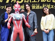 左から吉田晴登、ウルトラマンオメガ、近藤頌利、工藤綾乃