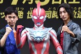 左から吉田晴登、ウルトラマンオメガ、近藤頌利