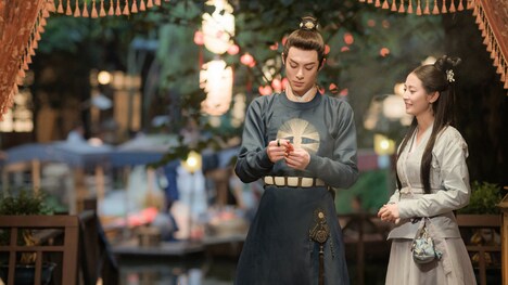 左からワン・ホーディー（王鶴棣）演じる肖鐸（しょうたく）、チェン・ユーチー（陳鈺琪）演じる歩音楼（ほいんろう）