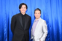 左から小栗旬、神奈川DMAT調整本部長（当時）の阿南英明医師