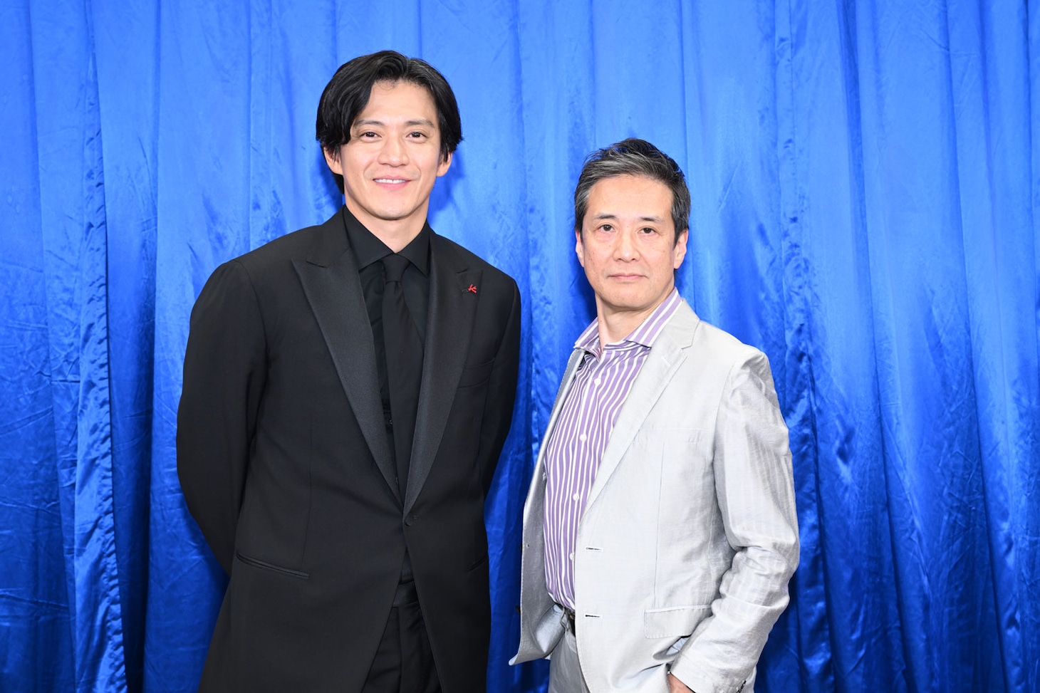 左から小栗旬、神奈川DMAT調整本部長（当時）の阿南英明医師