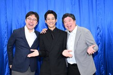 左から厚生労働省・堀岡伸彦氏、松坂桃李、厚生労働省・永田翔氏