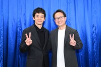 左から池松壮亮、浜松医科大学医学部付属病院救急部・高橋善明医師