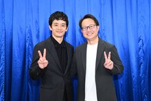 左から池松壮亮、浜松医科大学医学部付属病院救急部・高橋善明医師