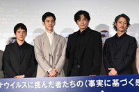 「フロントライン」初日舞台挨拶にて、左から池松壮亮、松坂桃李、小栗旬、窪塚洋介