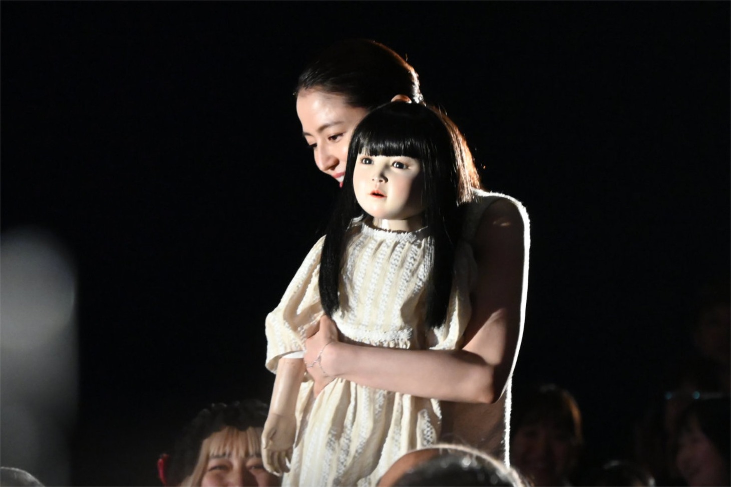 アヤとともに登場する長澤まさみ