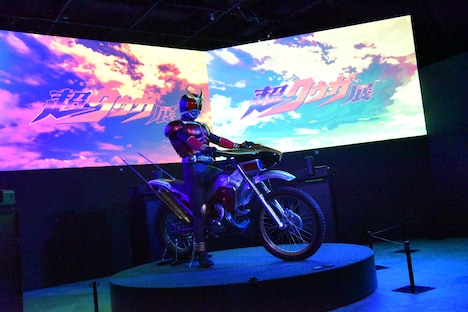 「超クウガ展」より、オープニングエリアの様子