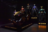 「超クウガ展」より、仮面ライダークウガ アメイジングマイティなどの立像