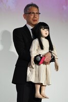 アヤを抱える矢口史靖