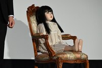 椅子に座る人形