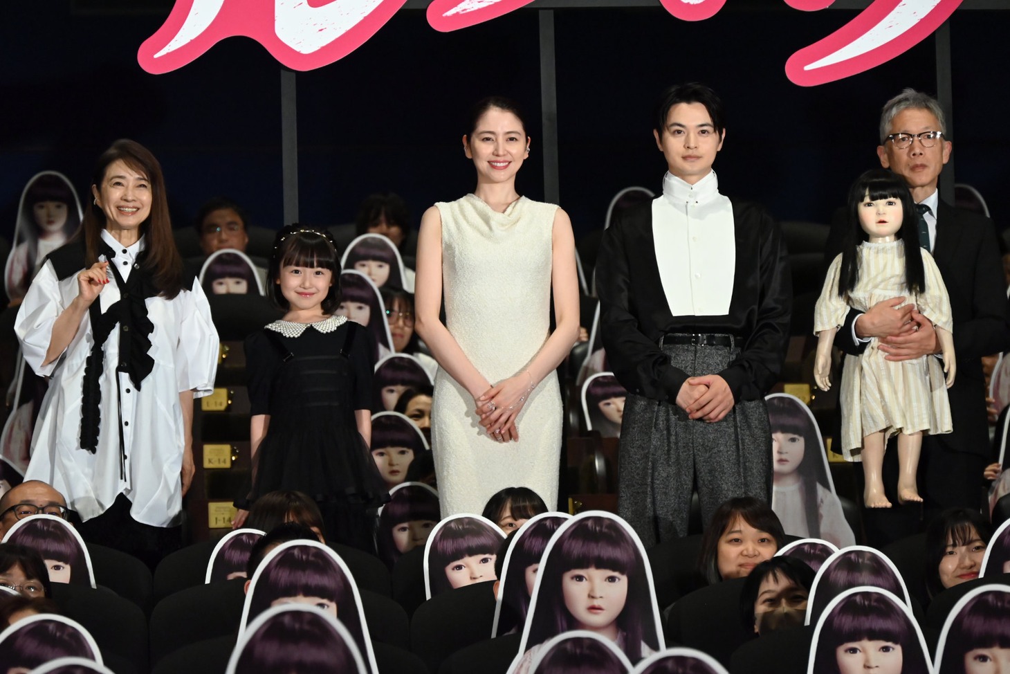 左から風吹ジュン、池村碧彩、長澤まさみ、瀬戸康史、矢口史靖
