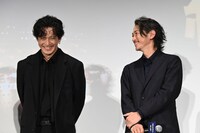 談笑する小栗旬（左）、窪塚洋介（右）