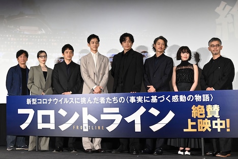 「フロントライン」初日舞台挨拶にて、左から増本淳、桜井ユキ、池松壮亮、松坂桃李、小栗旬、窪塚洋介、森七菜、関根光才