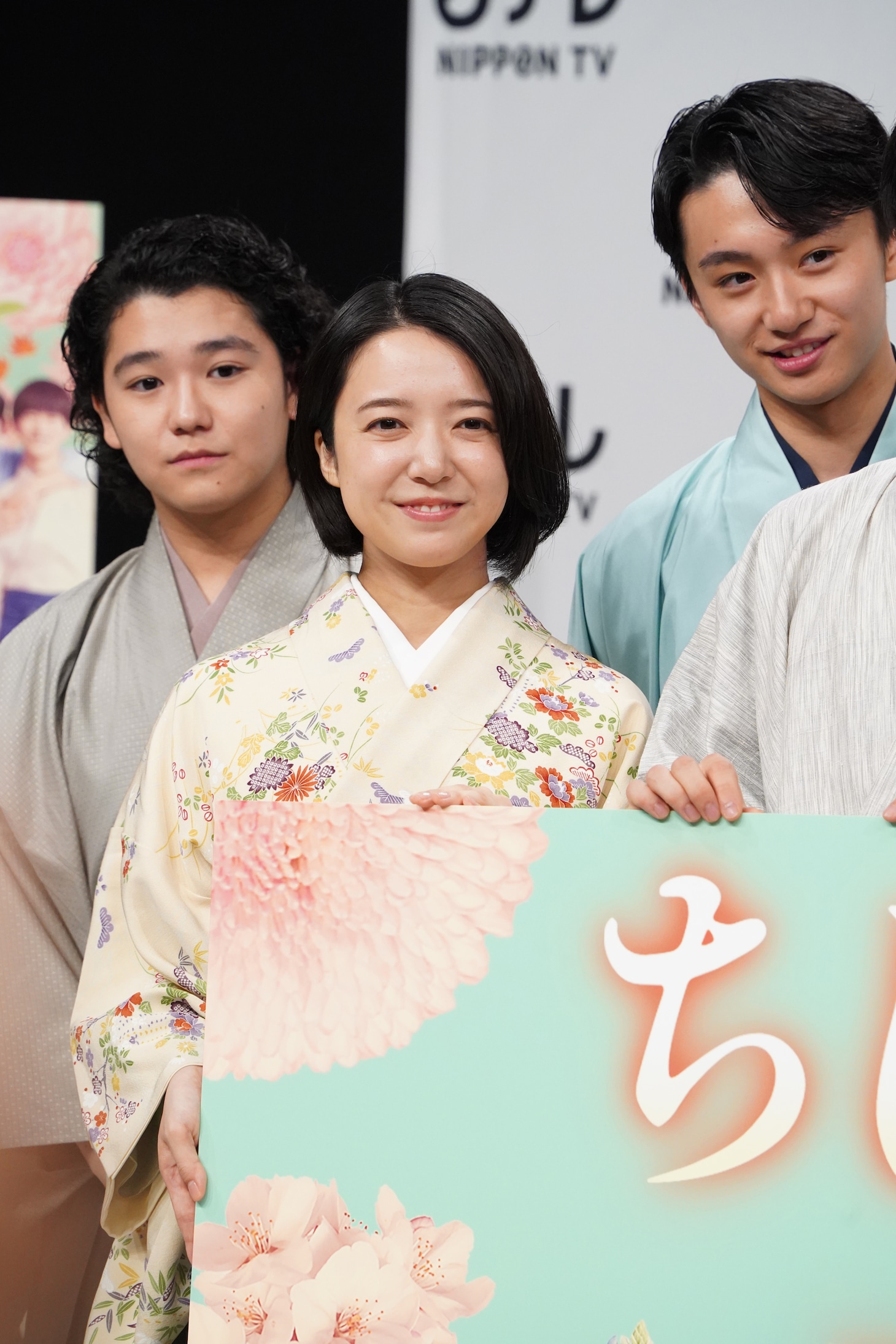 上白石萌音（手前）。後列左から高村佳偉人、大西利空