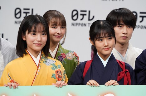 前列左から當真あみ、原菜乃華。後列左から嵐莉菜、坂元愛登