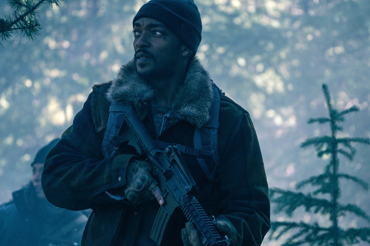 アンソニー・マッキーが銃を手にモンスターと戦う「エレベーション 絶滅ライン」予告