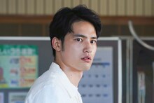 「火喰鳥を、喰う」より、水上恒司演じる主人公・久喜雄司