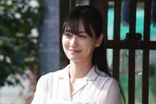 「火喰鳥を、喰う」より、山下美月演じる雄司の妻・久喜夕里子