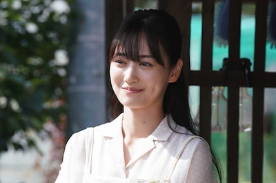 「火喰鳥を、喰う」より、山下美月演じる雄司の妻・久喜夕里子