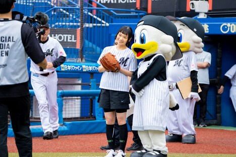 ズーちゃん（右）と記念撮影する古川琴音（左）