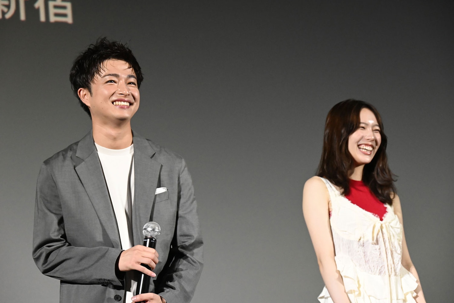 左から曽田陵介、秋田汐梨