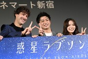 ピースサインをくっ付けるチェイス・ジーグラー（左）と曽田陵介（右）