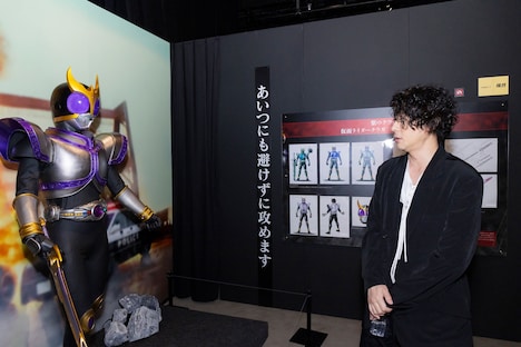 「超クウガ展」キャストプレミア内覧会より、仮面ライダークウガ タイタンフォームの立像（左）と対面するオダギリジョー（右）
