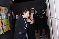 「超クウガ展」キャストプレミア内覧会より、制作資料を見るオダギリジョー