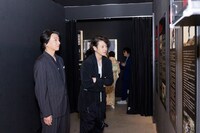 「超クウガ展」キャストプレミア内覧会より、制作資料を見るオダギリジョー（中央）と葛山信吾（左）