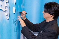 「超クウガ展」キャストプレミア内覧会より、壁紙にサインする葛山信吾