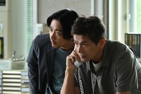 左から佐藤寛太（劇団EXILE）演じる北村高広、江口洋介演じる須之内司