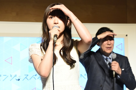 会場に潜伏中の大橋和也を探す渋谷凪咲(手前)と高嶋政伸(奥)