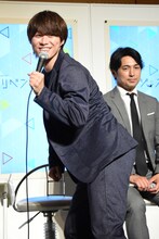 自己紹介ギャグ「プリン食べすぎてお尻プリンプリン！」を元気いっぱいに披露する大橋和也