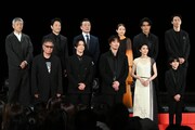 前列左から三池崇史、亀梨和也、綾野剛、柴咲コウ、三浦綺羅。後列左から小林薫、迫田孝也、光石研、木村文乃、北村一輝、大倉孝二