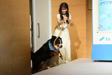 ボナ（手前）をステージに誘導する渋谷凪咲（奥）