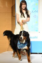 渋谷凪咲（奥）に連れられ、ステージに上がったボナ（手前）