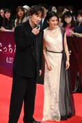 左から綾野剛、柴咲コウ