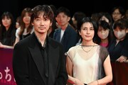 左から綾野剛、柴咲コウ