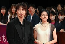 左から綾野剛、柴咲コウ