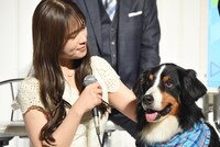 渋谷凪咲（左）になでられるボナ（右）